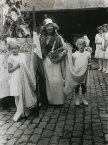 875212 Afbeelding van een als Romeinse godin verklede begeleidster van de praalwagen van het Nederlands Bakkersgilde ...